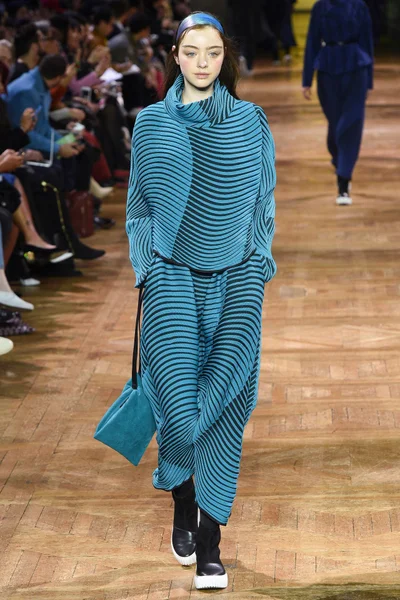 Look 16